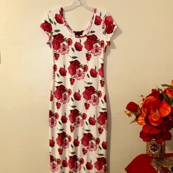 ❌🚫SOLD🚫❌Floral Body Contouring Maxi Dress - Picture 2 of 8